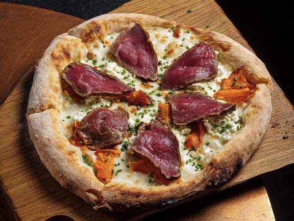 Мона - Пицца с говядиной, печёной тыквой и трюфельным творогом