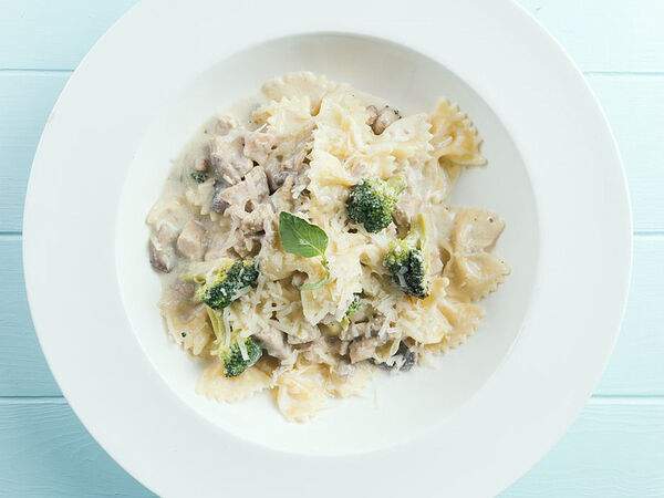 Coffee Boom - Паста Фарфалле с курицей и грибами