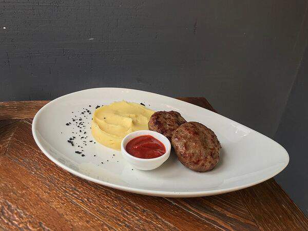 Plita - Домашние котлеты с картофельным пюре и томатным соусом