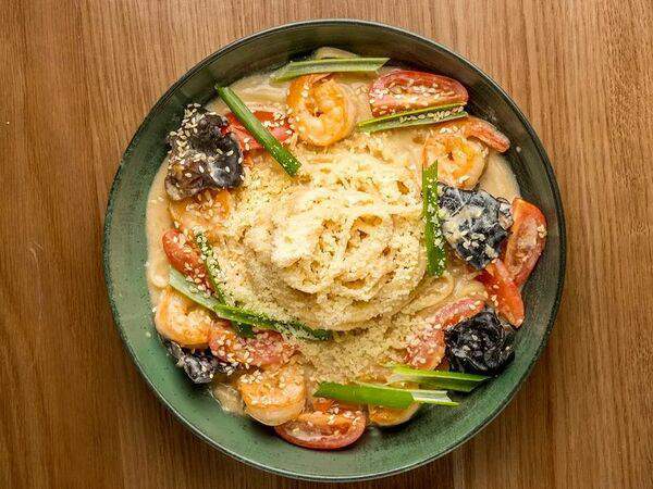 Гранат - Паста с креветками в азиатском соусе