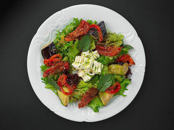 Золотая шпора - Сербский салат из печеных овощей с муссом из копченого сыра