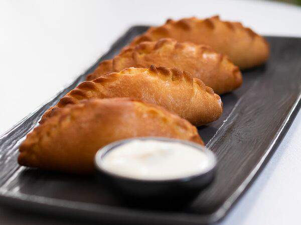 Ресторан Строгов - Закусочные расстегаи с форелью и сметаной