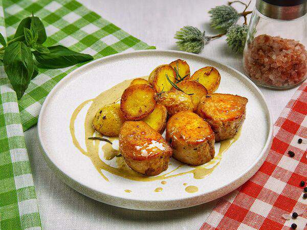 Burrata - Свиные медальоны с картофелем стоун и грибным соусом