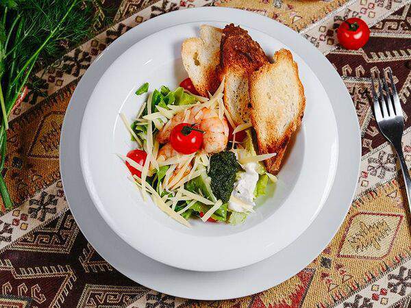 Мускат - Салат Цезарь с королевскими креветками