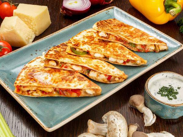 Кафе Nебо - Кесадилья с курицей, сыром и овощами