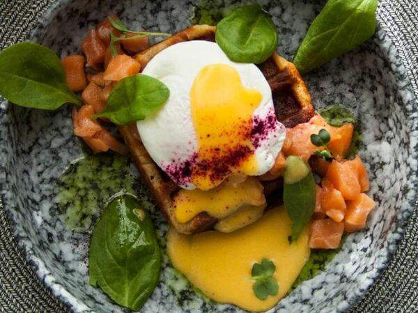 Prosto кофе & кухня - Венская вафля с яйцом Бенедикт и лососем