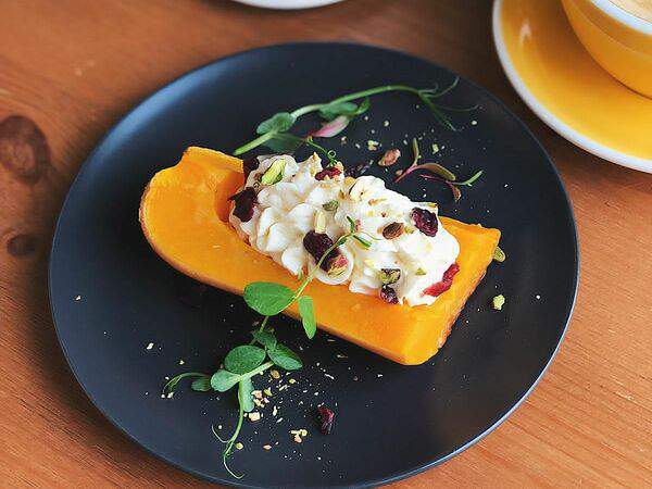 Кофейня Зеленая Улица - Тыква запечённая с крем-чизом, клюквой и фисташками