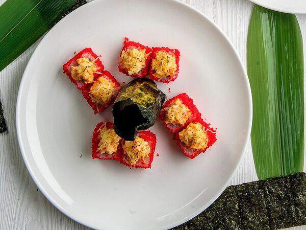 Гранат - Ролл с крабом, креветкой и острым соусм