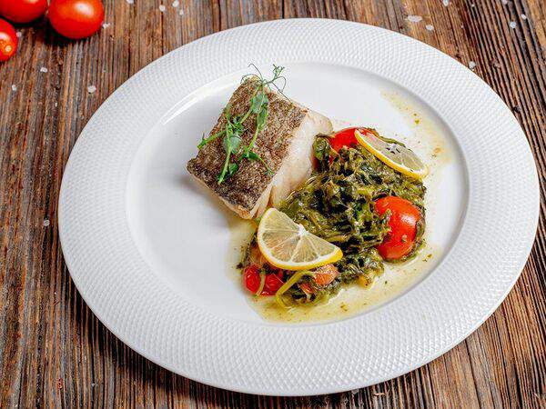 Parmesan - Филе судака со шпинатом и томатами черри