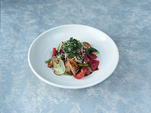 Umami Kitchen - Салат с копченым угрем и чукой