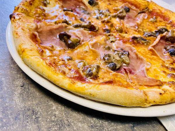 Ristorante Da Claudio - Пицца с белыми грибами и ветчиной