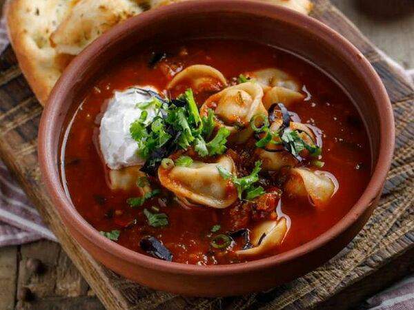 Мамалыга Бар - Томатный суп с пельменями и соусом мацони