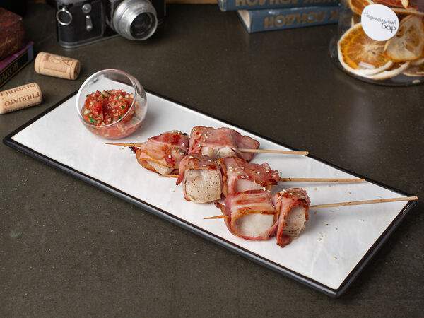 Нормальный Бар - Куриный шашлычок в беконе с пикантным соусом