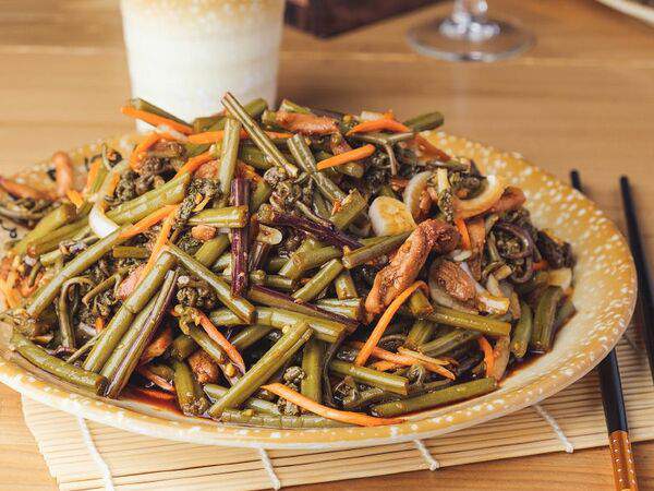 Chinchin - Тушеный папоротник со свининой