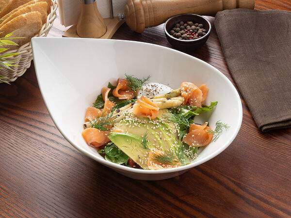 L'angolo Italiano - С лососем, авокадо, спаржей и яйцом пашот