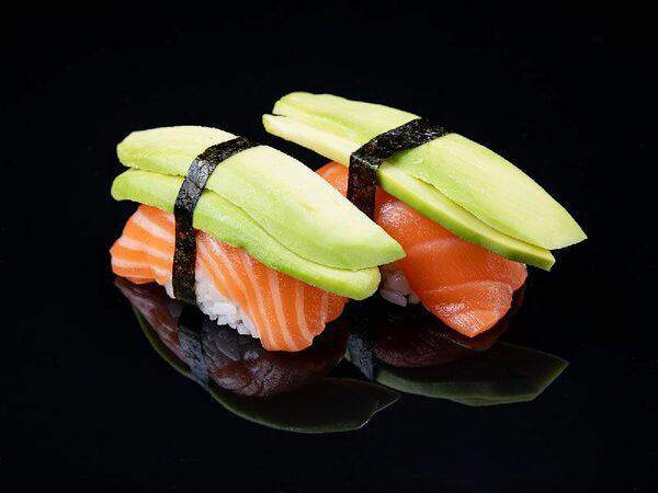 Едаеда - Суши с лососем и авокадо