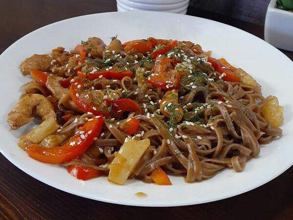 Маяк - Вок с курицей и ананасами в сладком соусе