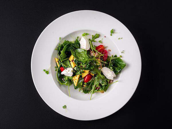 Bliss Bistro - Салат с куриной грудкой, манго и творожным сыром