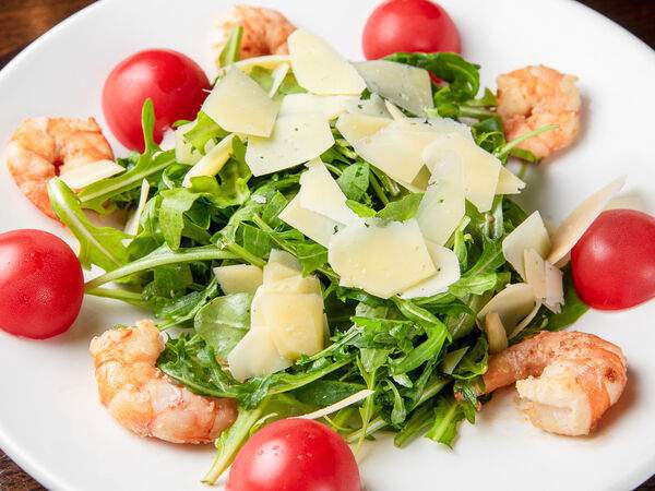 Тонэ - Салат из креветок с рукколой