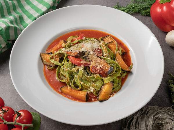 Caffe47 - Тальятелле верде с томатами и баклажанами