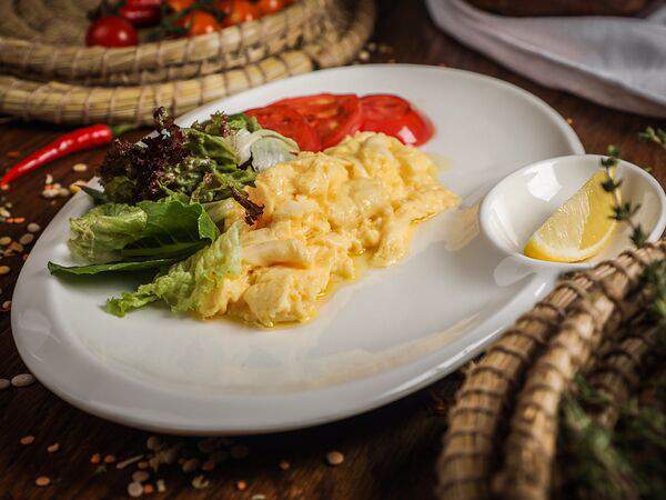 Philosophia Life - Скрэмбл с томатами и зеленью