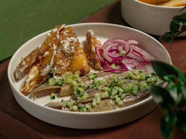 Дафт паб - Малосольные сардины с картофелем и луком