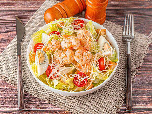 Мировая кухня - Салат Цезарь с креветками