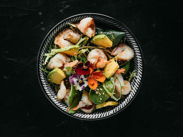 Shima - Зелёный салат с креветками в кунжутной заправке