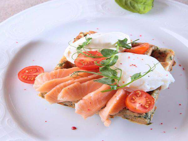 Rose Cafe - Вафля со шпинатом, сливочным сыром и яйцом пашот