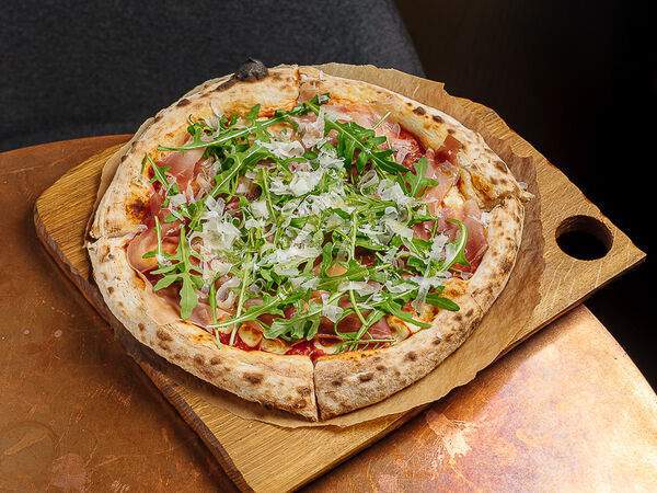 Мона - Пицца с пармой и моцареллой