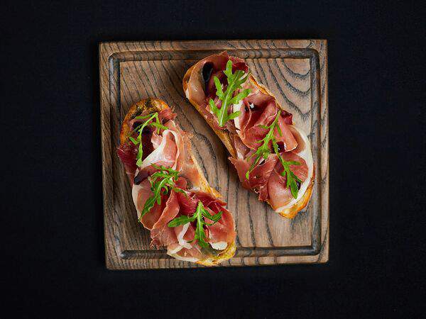 Sundali - Брускетта с пармской ветчиной и руколой