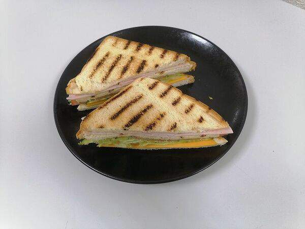 Roots - Сэндвич с ветчиной и сыром чеддер