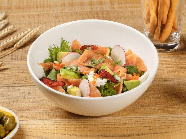 Maccheroni - Салат с лососем слабой соли и авокадо