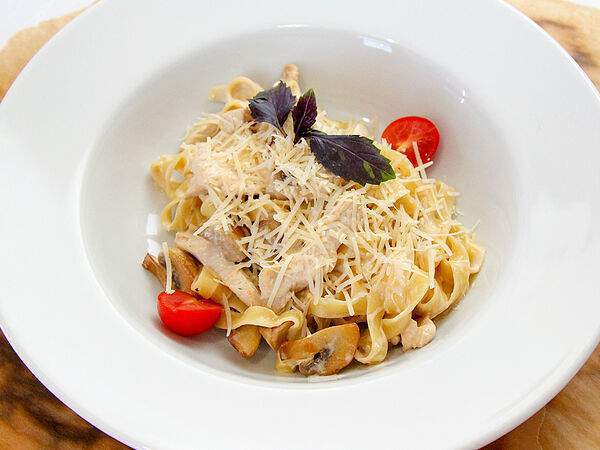 Жемчужина - Феттуччине с курицей и грибами