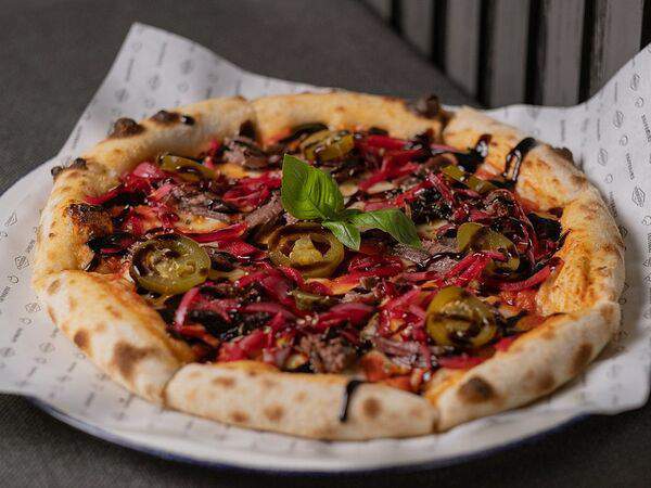 Сыроварня Чизерия - Пицца с брискетом и перчиком халапеньо