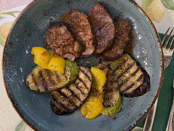 Pulcinella - Медальоны из говяжьей вырезки с овощами на гриле