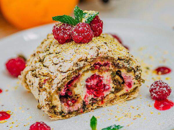 Городское кафе Дружба - Фисташковый рулет с малиной