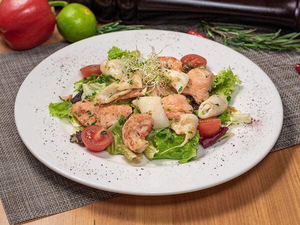 Ресторан Чеснок - Тёплый салат с семгой, креветкой и кальмарами, припущенными в белом вине