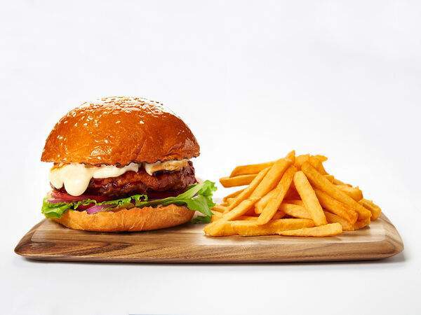 Kannam Chicken - Каннам бургер с соусом Барбекю и картофель фри и кетчуп