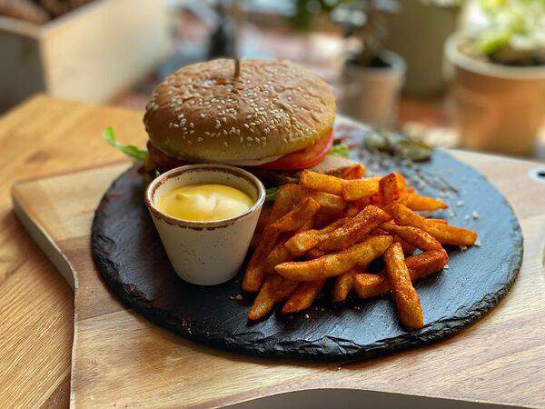 Кабинет - Бургер с брискетом и картофелем фри