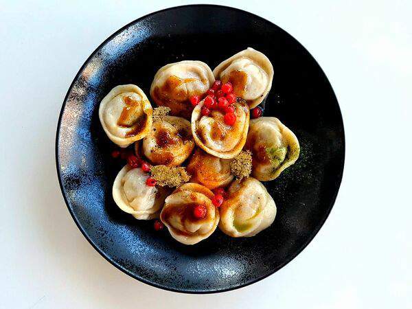 GM cafe - Пельмени из оленины, демиглас, ягель маринованный