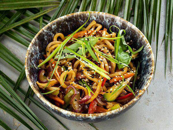 Yoki Cafe - Домашняя лапша удон с овощами и грейпфрутовым понзу