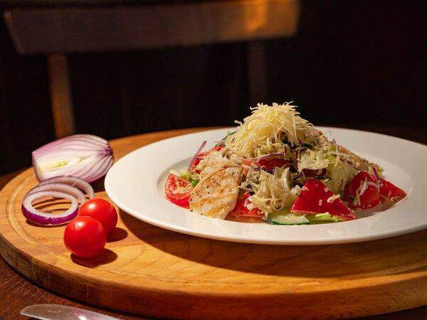 Тринити ирландский паб - Салат Цезарь с курицей