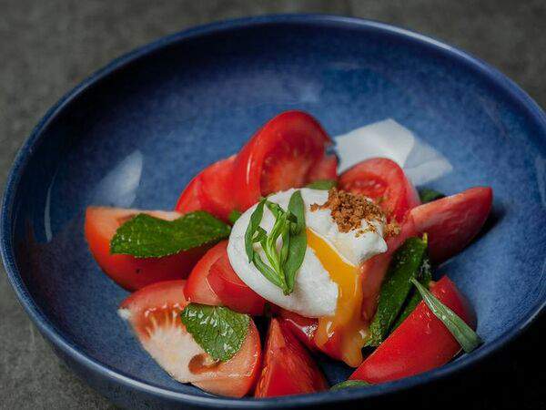 Хачапури для Пушкина - Салат из бакинских томатов с яйцом пашот