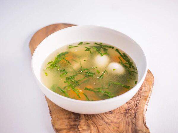 Red wall - Куриный суп с перепелиным яйцом