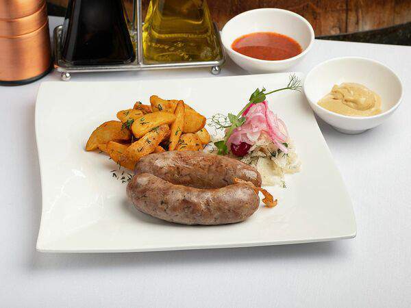 Ресторан Метрополь - Домашние колбаски с тушеной капустой и беконом