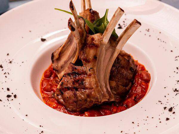 Акварель - Корейка молодого ягнёнка на соусе из томлёной красной фасоли