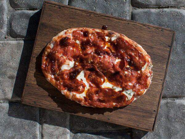 Wine & Pinsa - Пепперони с луковым мармеладом