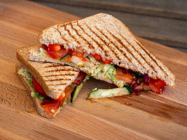 Лампа - Сэндвич овощной с хумусом и сладким чили