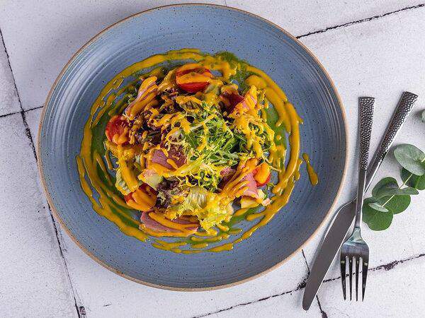 Mandarinka Restaurant & Bar - Салат с уткой и маринованным апельсином в манговом соусе